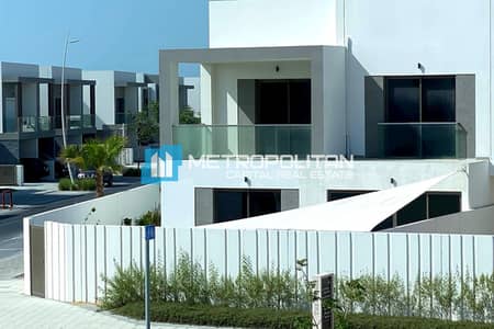 3 Bedroom Townhouse for Sale in Yas Island, Abu Dhabi - Luxury 3BR w/ Maids Room| Corner Unit| Single Row