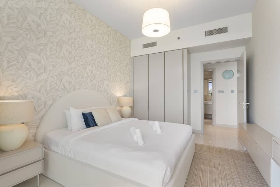 Luxury beach house with mesmerizing skyline view - Image 10