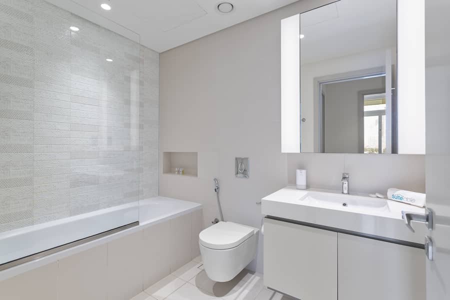 Luxury beach house with mesmerizing skyline view - Image 11