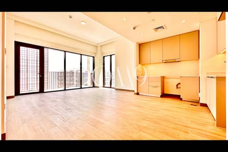 2 Bedroom Flat for Rent in Dubai Creek Harbour, Dubai - Vacant | Corner Unit | Sunlit Living Room