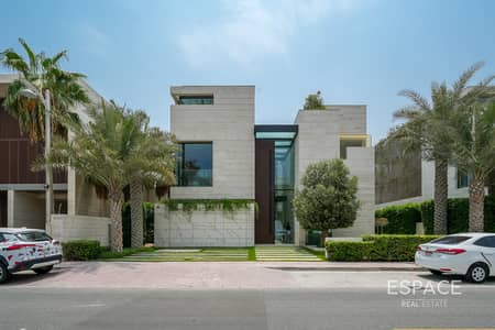 6 Bedroom Villa for Sale in Palm Jumeirah, Dubai - Luxury Haven: Award-Winning Villa