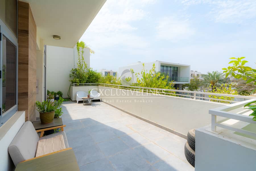 Prime Location | Pool View | Corner Unit Prime Location | Pool View | Corner Unit