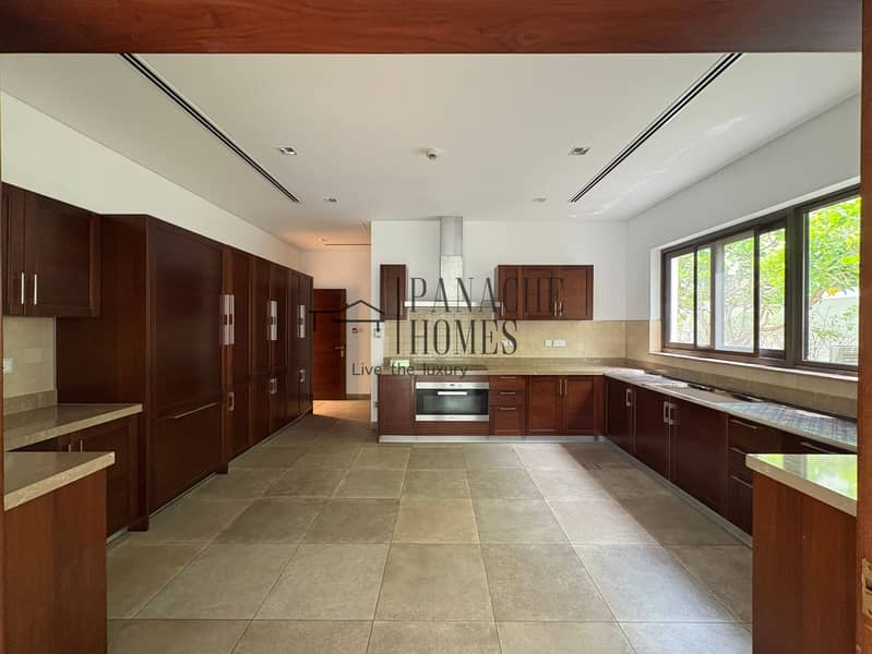 12 Kitchen 1. jpg
