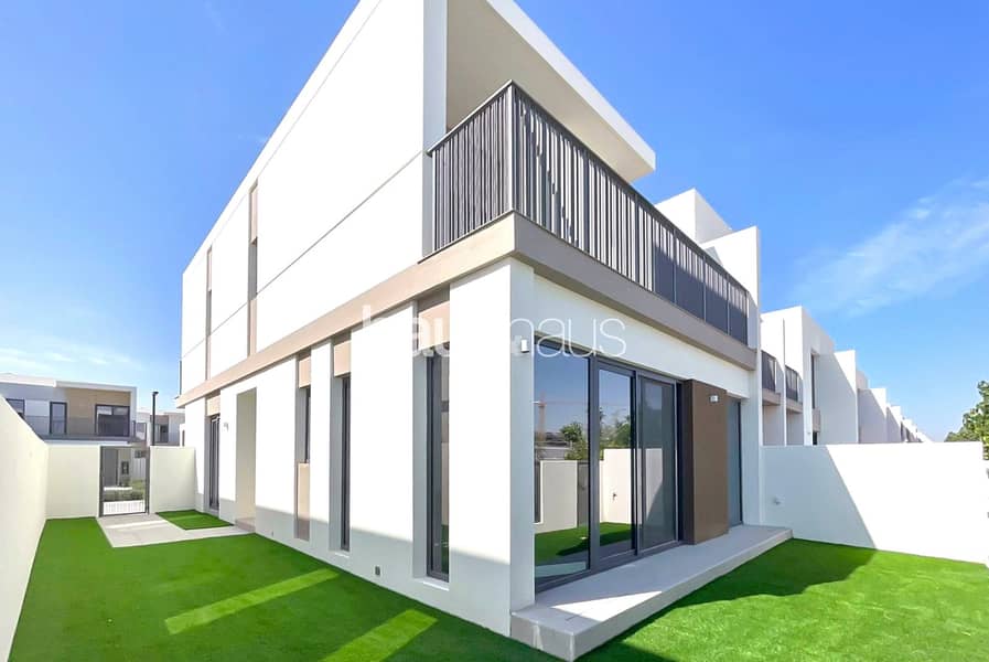 Landscaped | Single Row | Vacant