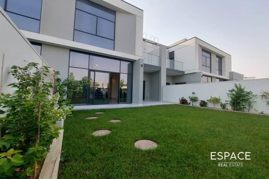 Park Backing | Vacant | Modern Finish