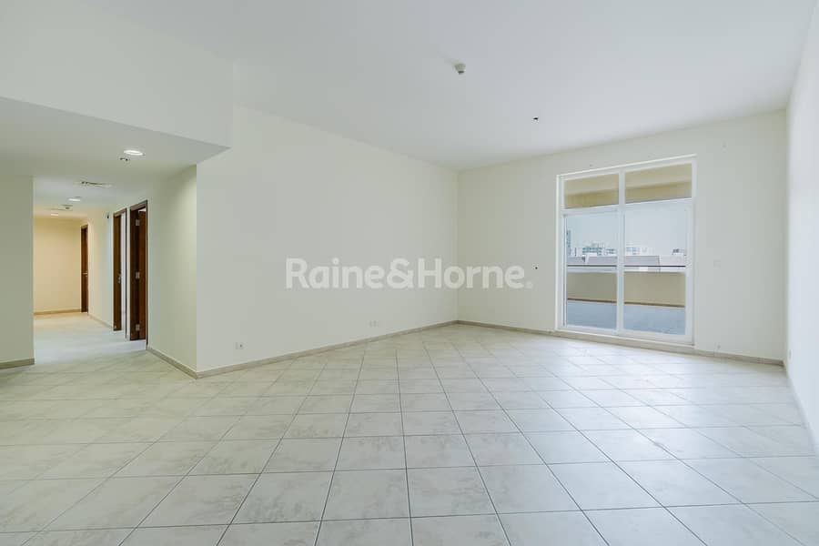 Vacant- Pool and Garden View - Huge Terrace