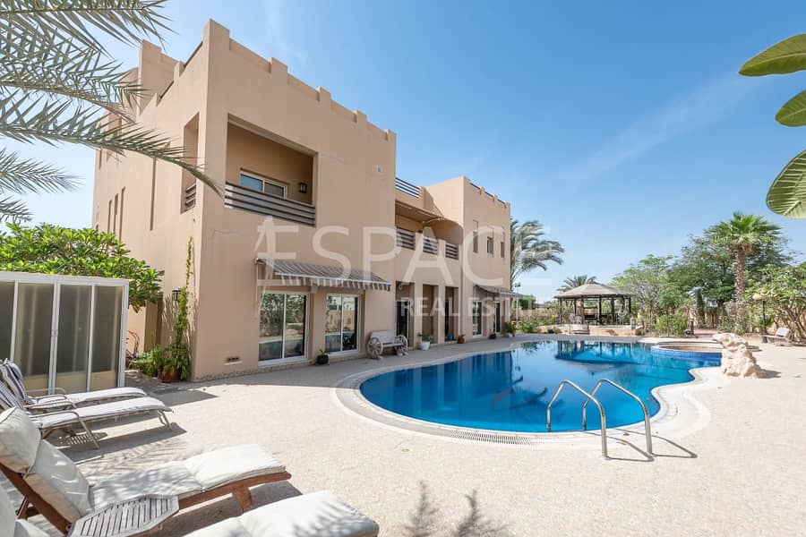 Stunning 6 Bedroom with Private Pool