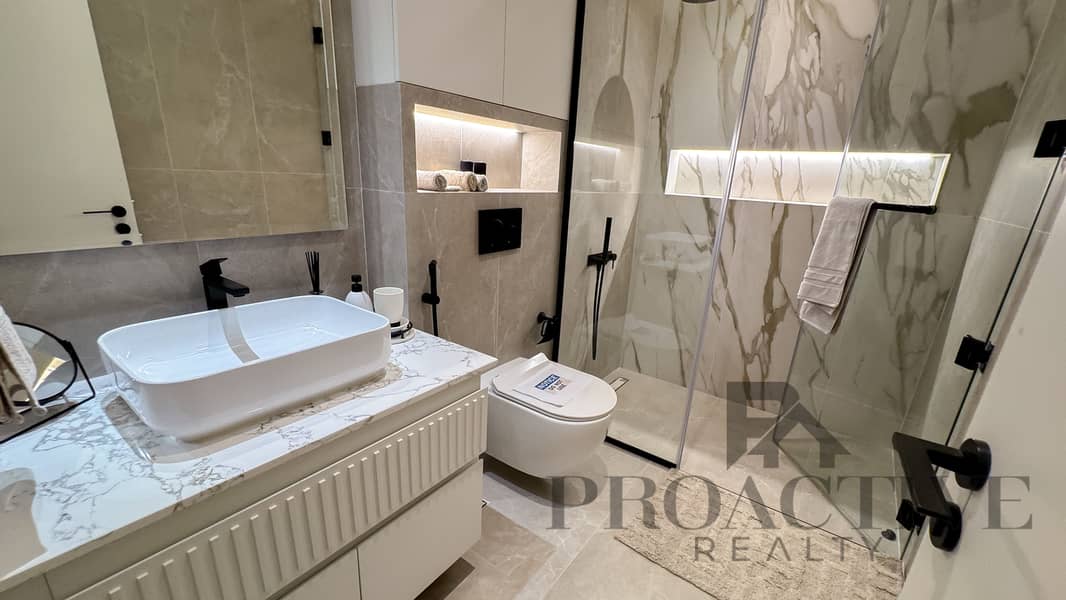 13 Copy of bathroom . jpg