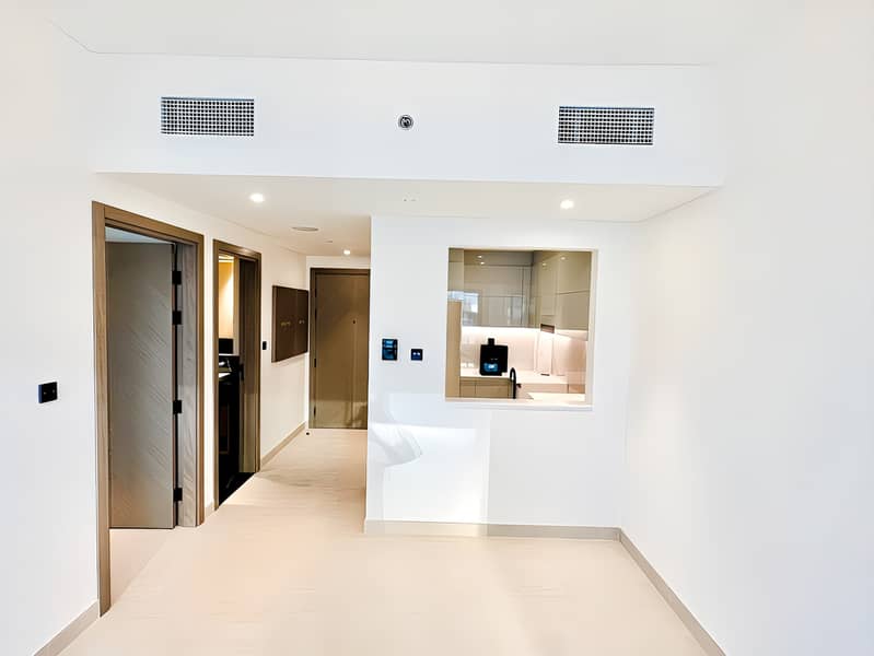 3 Modern_Finishing___Open_Creek_View___Mid_Floor-6. jpg