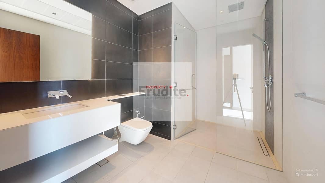 38 MG1-penthouse-Full-Marina-View-02-Bathroom 10. jpg