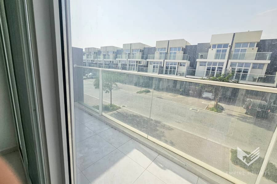 CORNER UNIT | FULLY UPGRADED | COMMUNITY LIVING CORNER UNIT | FULLY UPGRADED | COMMUNITY LIVING