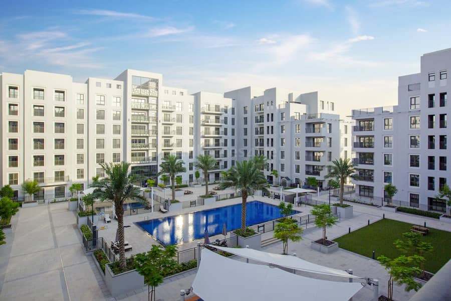 VACANT UNIT | POOL VIEW | SEMI-CLOSED KITCHEN |