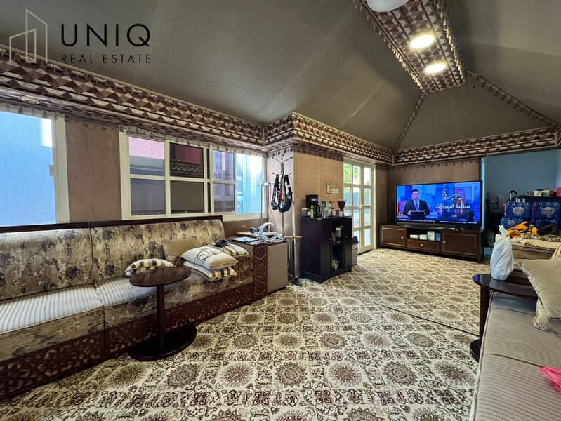 25 Living Area . jpeg