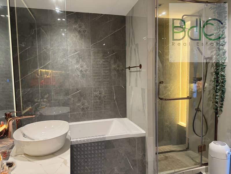 8 Bathroom. jpg