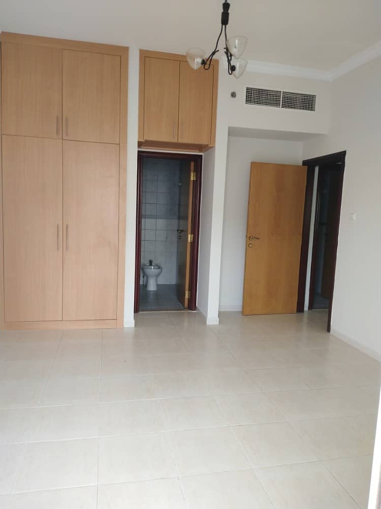 Spacious 2 bedroom apt with balcony with close kitchen 2 min walk to Emirates mall 65k 4 cheqs