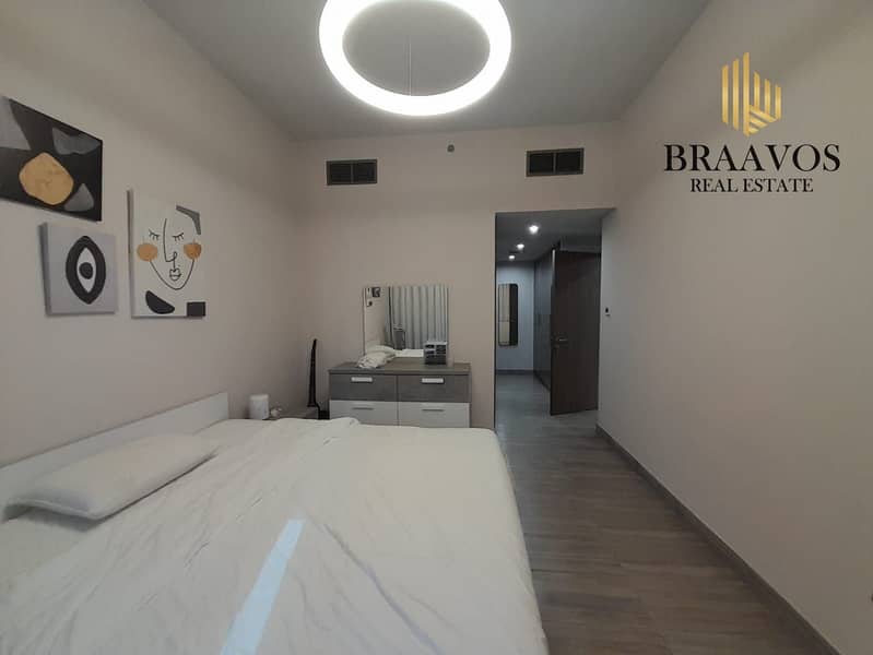 SPACIOUS UNIT | LUXURIOUS BUILDING | LAKE VIEW