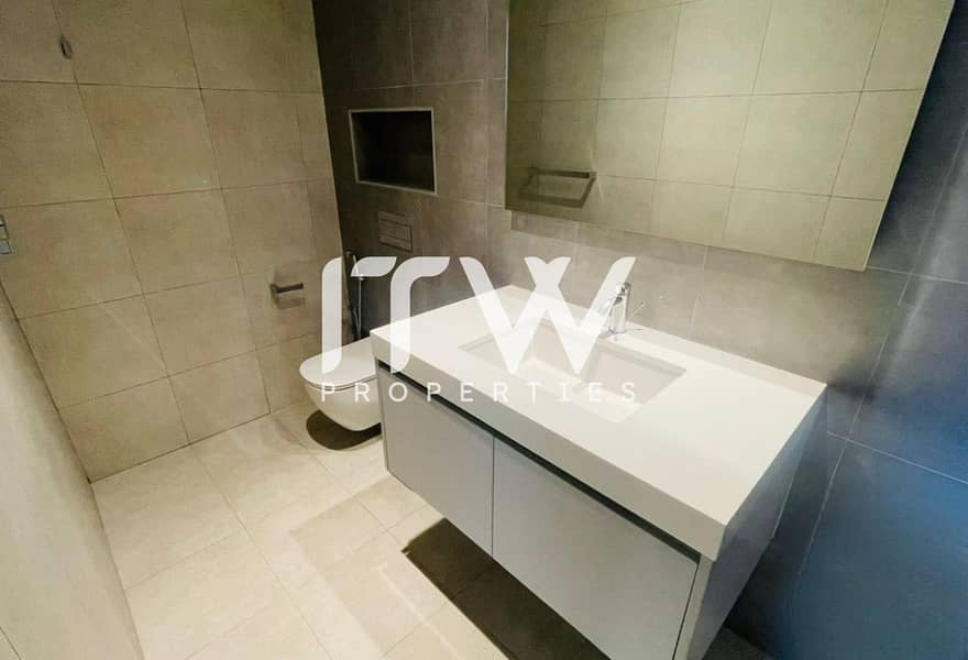 12 14362495-f5ddao-Photoroom. png