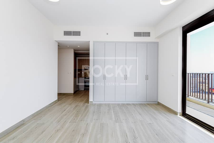Spacious studio | Vacant | Semi Furnished