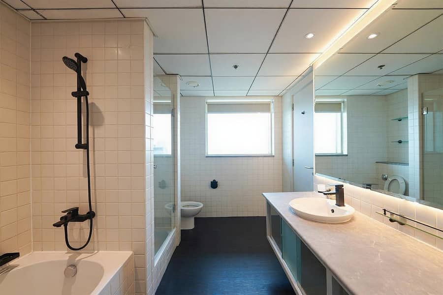 8 Bath1. jpg