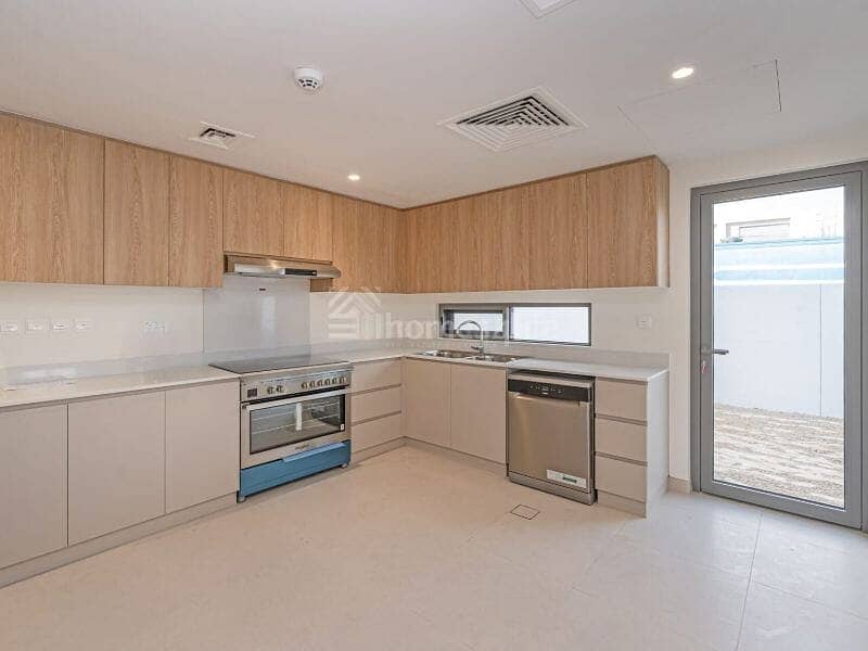 Enormous 5 Bed Semi Detached | Prime Location