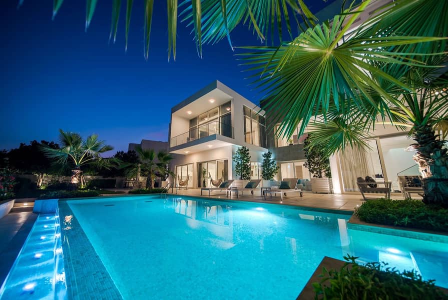 Spacious Modern Style and Luxurious Villa