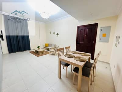 شقة 1 غرفة نوم للايجار في البرشاء، دبي - Living room and dining area