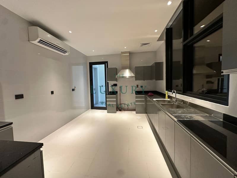 4 Brand_New___Modern___Private_Pool_Garden_-0. jpg