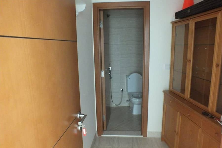 15 Bathroom-3. jpg