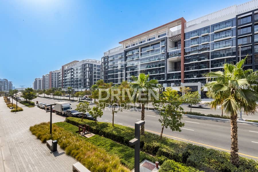 Bright and Stylish Unit with Boulevard View Bright and Stylish Unit with Boulevard View