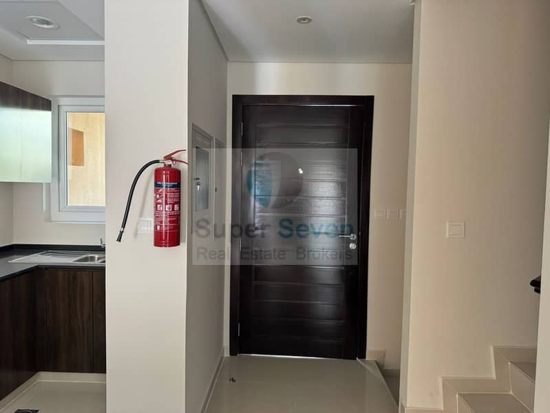 11 Pics Victoria 3BR Villa 336 D2 (11). jpg