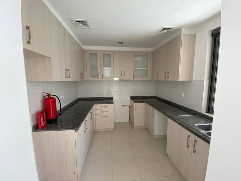 5 KITCHEN. jpg