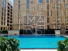شقة واسعة مكونة من غرفة نوم واحدة ومطبخ مجهز بشرفة.