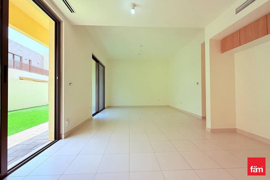 Ready To Move Corner Huge Plot Park Side