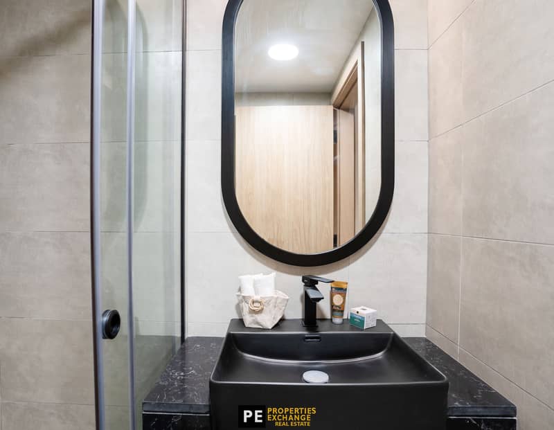 19 TWR 1002 Washroom 01. jpg
