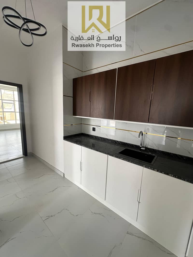 12 bfe9cec5-977a-427e-89a2-a9ed29fa83ad. jpg