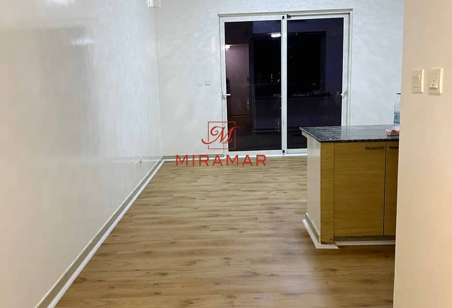 10 3e58de64-b3ed-42d3-bf56-8de4ea558a45. jpg
