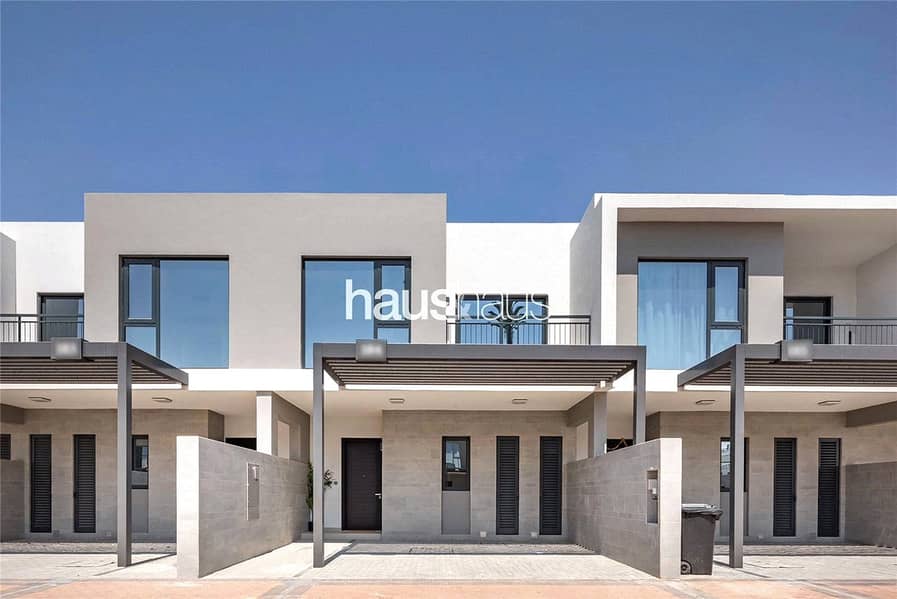 Single Row | Vacant now | Close to Pool + Park Single Row | Vacant now | Close to Pool + Park