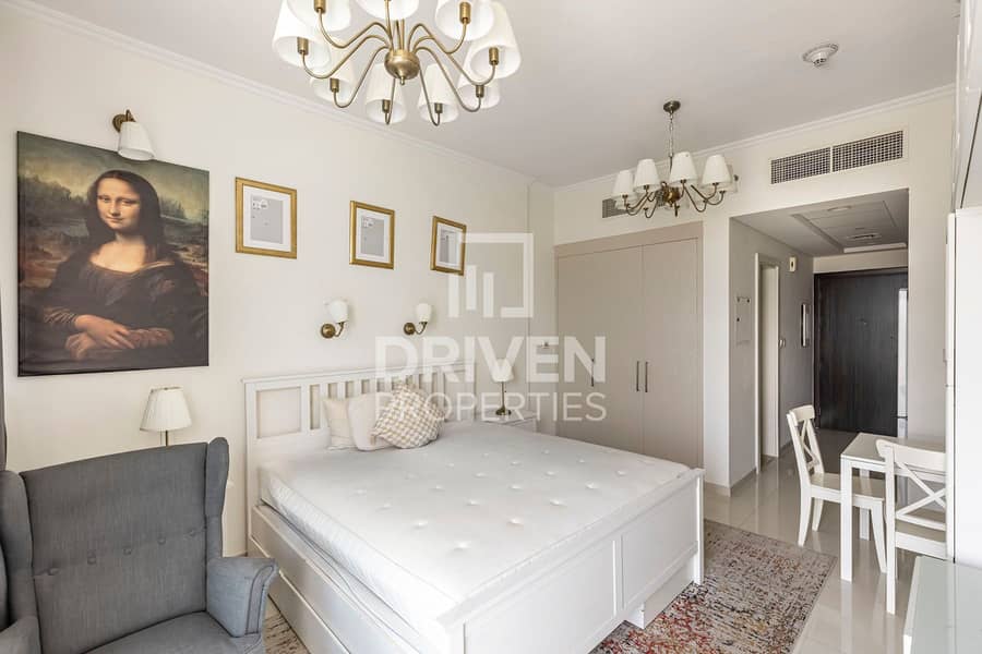 Tranquil Studio Living in a Well Kept Community