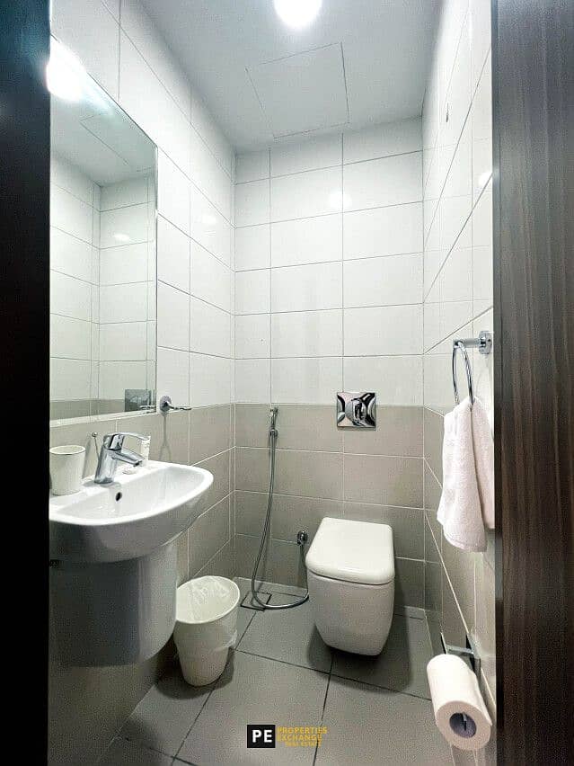 14 703 Guest Bath. jpg