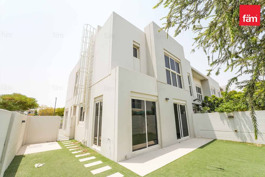 Vacant | Close to the Park | Corner Unit