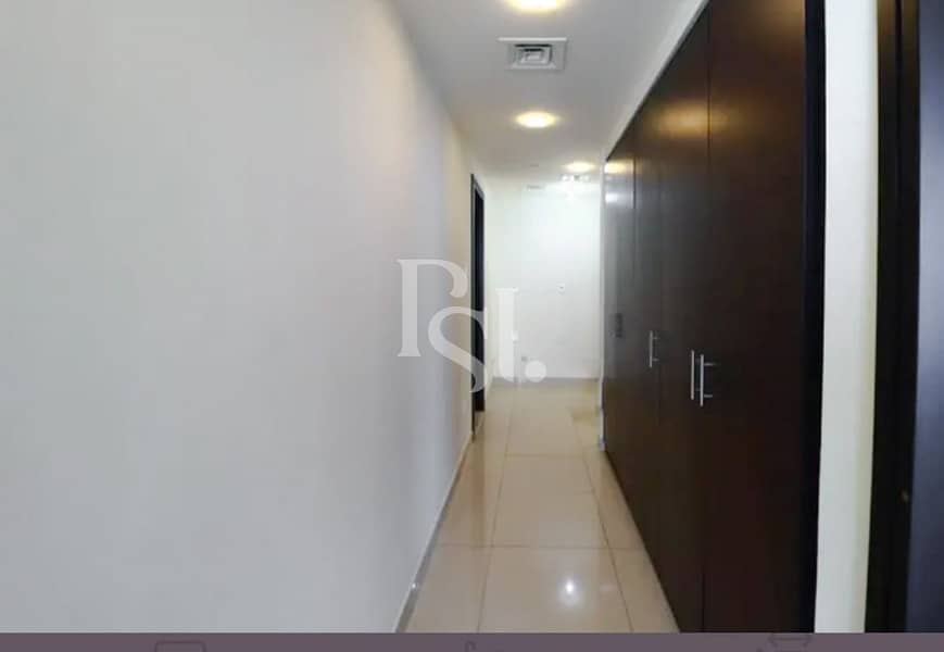 9 al-reem-tower-shams-abu-dhabi-closet. jpg
