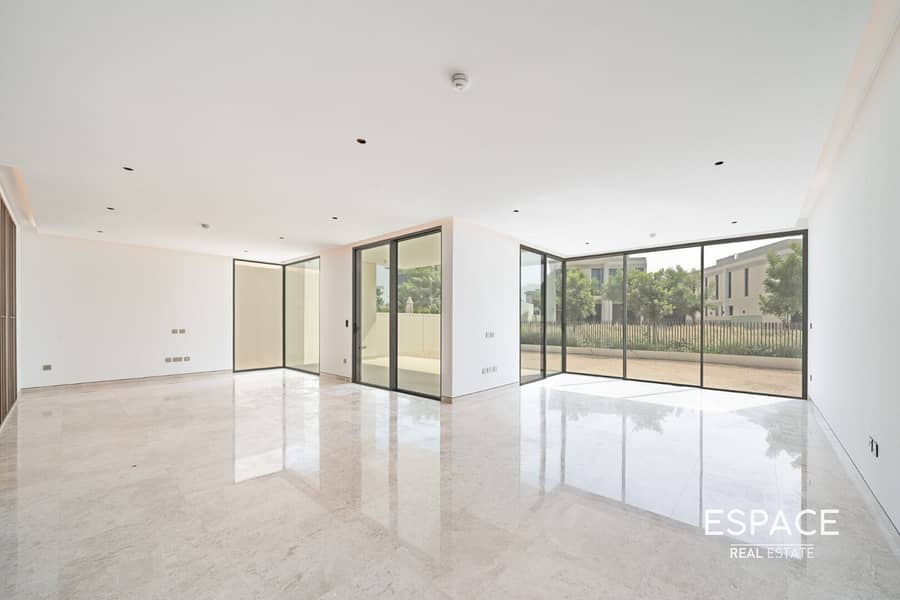 5BR Large | Fully Upgraded | Backing Park