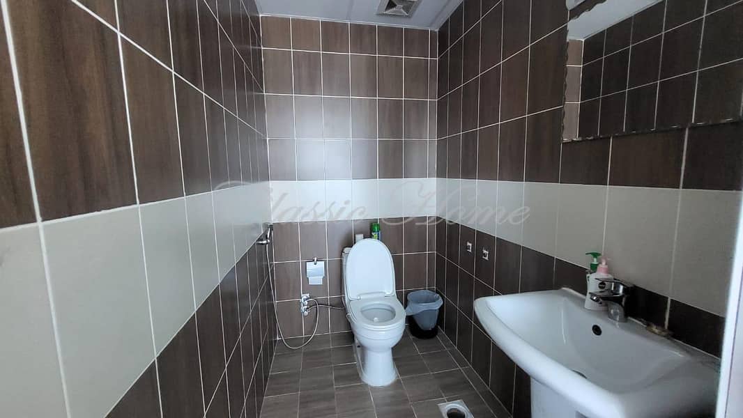 17 washroom. jpg
