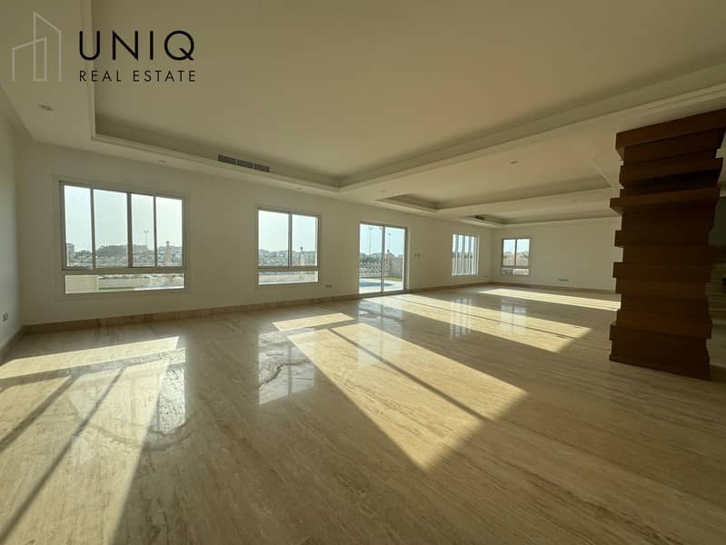 7 Living Area. jpg