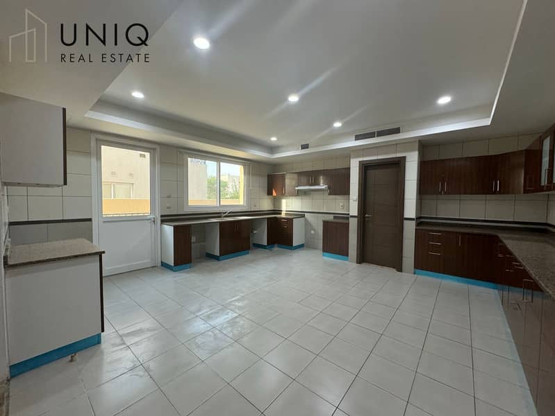 8 Kitchen . jpg