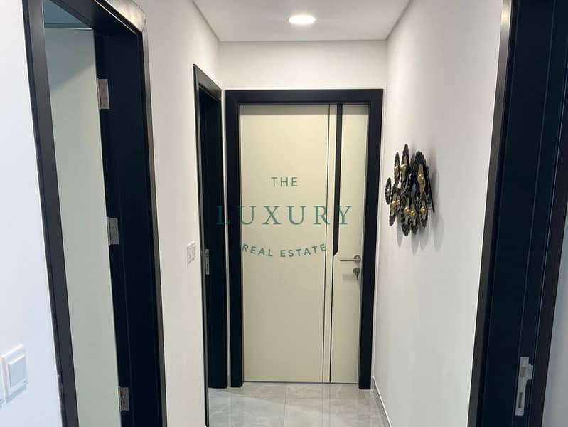 5 Fully_Furnished___Near_Metro___Premium_Unit_-6. jpg