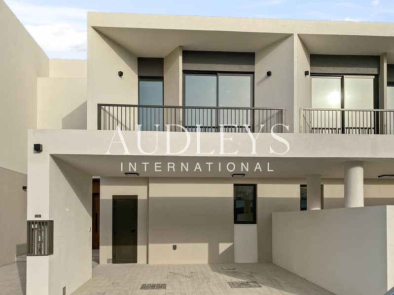 Spacious Town House I Green Belt I Vatsu Deisgn Spacious Town House I Green Belt I Vatsu Deisgn