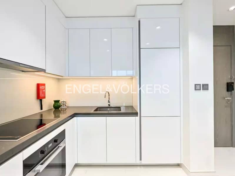 Spacious and Bright | Modern | Furnished - Image 6