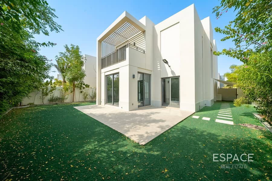 Luxury Villa | Backing Pool and Greenbelt Luxury Villa | Backing Pool and Greenbelt