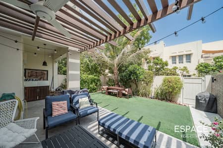 3 Bedroom Villa for Sale in The Lakes, Dubai - Fantastic Type B Middle Facing the Park and Pool